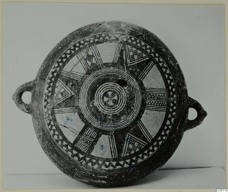 Pottery Black Slip Bichrome bowl with two loop handles, seen from above, decorated with concentric circles and radiating bands