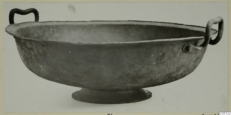 Metal bowl with two handles and a low foot, from Marion.