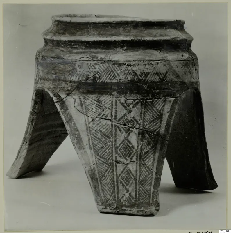 White Painted I amphora from the Lapithos Kastros tombs, with decorated body and three splayed feet