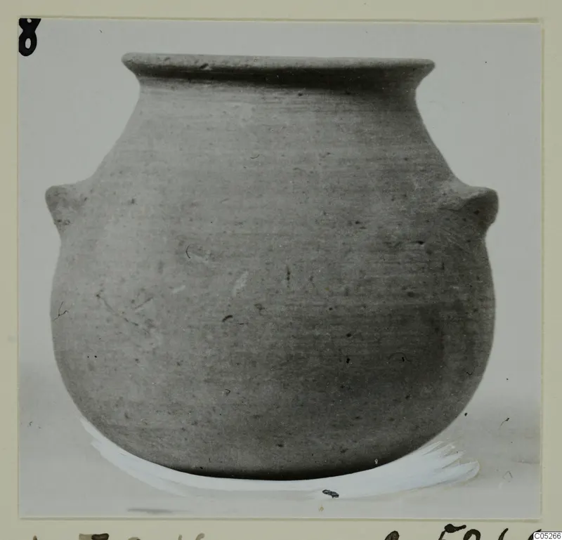 Cypro-Hell.I bowl: round-bodied vessel with a flaring rim and two small lugs on the shoulders