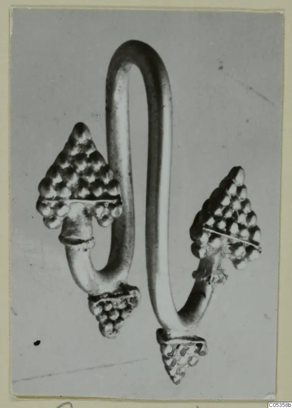 Metal jewellery from Marion: a looped wire with two triangular ends covered in small bumps