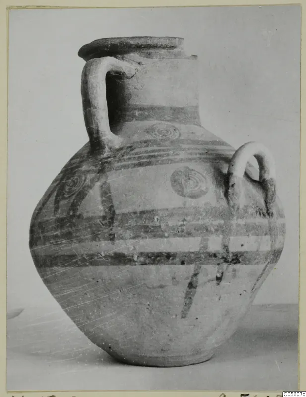 Painted pottery hydria from the Marion tombs 1–30 series, with two handles and concentric circle motifs on the body