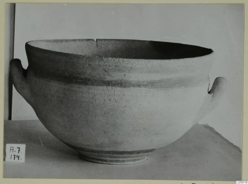 White Painted III-1 bowl with two handles, from Amathus