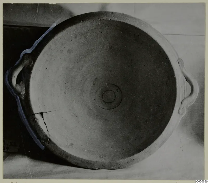 Pottery Plain White VII bowl with two handles, seen from above, with concentric incised circles at the centre