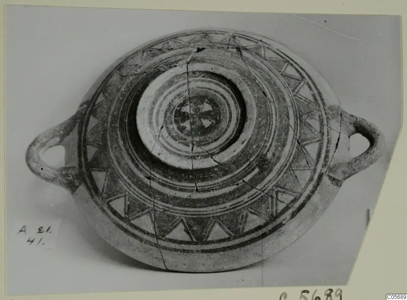 Pottery Bichrome I bowl from Amathus, seen from above, with two loop handles and concentric painted bands
