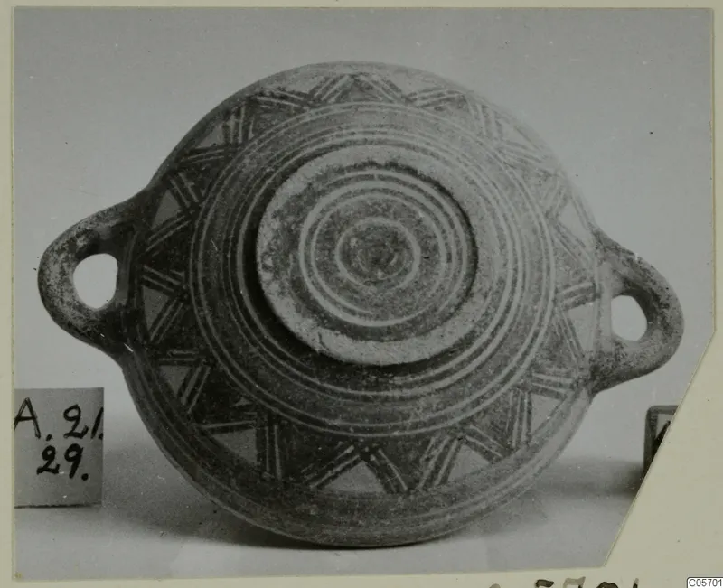Pottery Bichrome I bowl with two loop handles, seen from above, decorated with concentric rings and hatched triangles