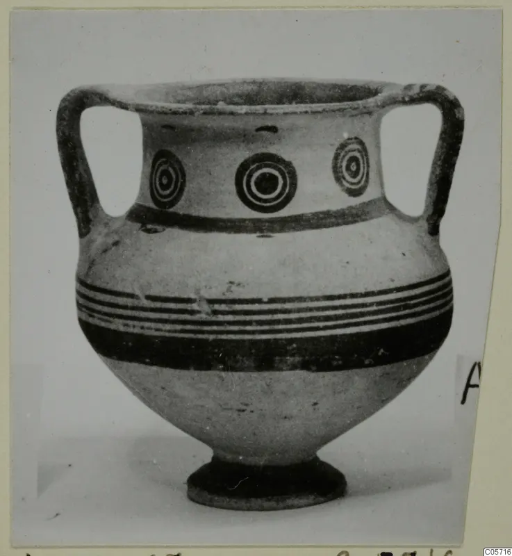 Two-handled pot with concentric-ring motifs and dark painted bands, White Painted III-1, from Amathus
