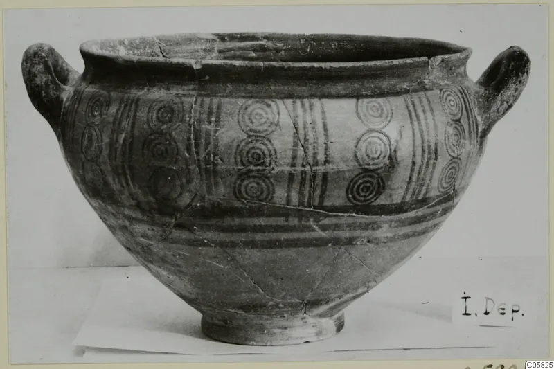Black-on-Red pottery bowl with two horizontal handles and painted concentric circle motifs