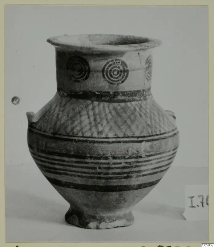 Pottery Bichrome IV amphora-crater with concentric circles on the neck and banded body