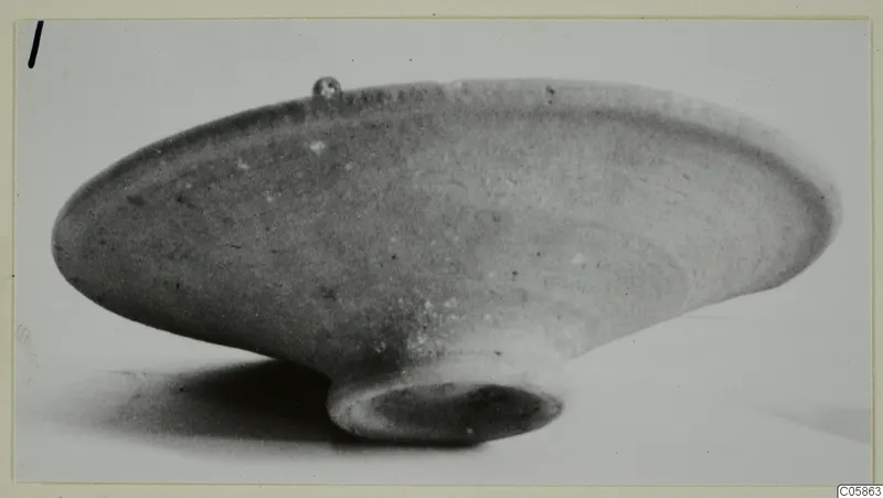 Cypro-Hell.I bowl, a shallow bowl with a wide body and ring base, photographed from the side
