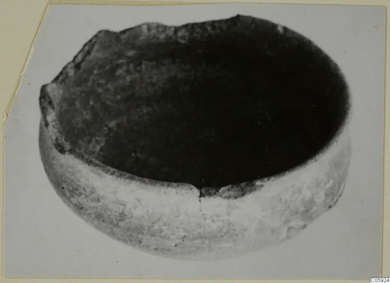 Pottery Coarse Ware J.III2: open bowl with a broken rim, seen at an angle from above