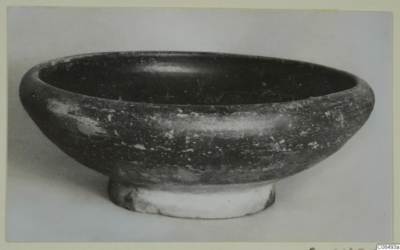Cypro-Hell.I bowl, shallow with a wide rim and a short foot, seen from the side