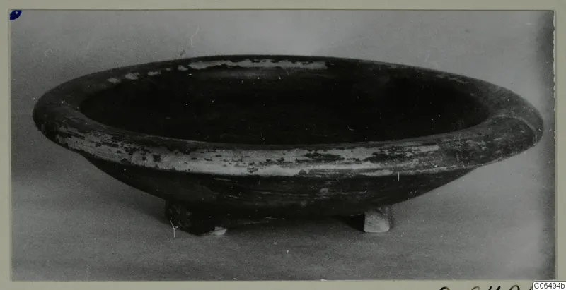 Cypro-Hell. II bowl, a wide dark bowl with a thick rim and small feet, seen from the side