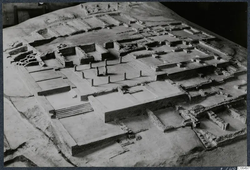 Model of the palace at Vouni seen from the northwest, showing walls, a row of column stubs and steps.