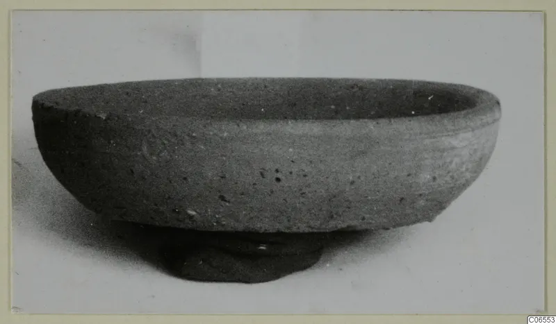 Plain White VI bowl from Vouni, shown in side view