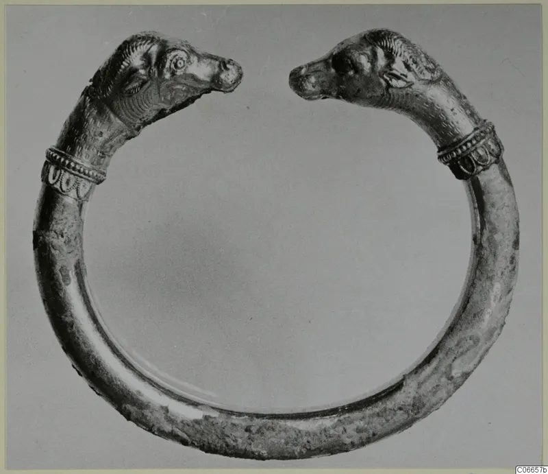 Open gold bracelet with an animal head at each end, from Moseras
