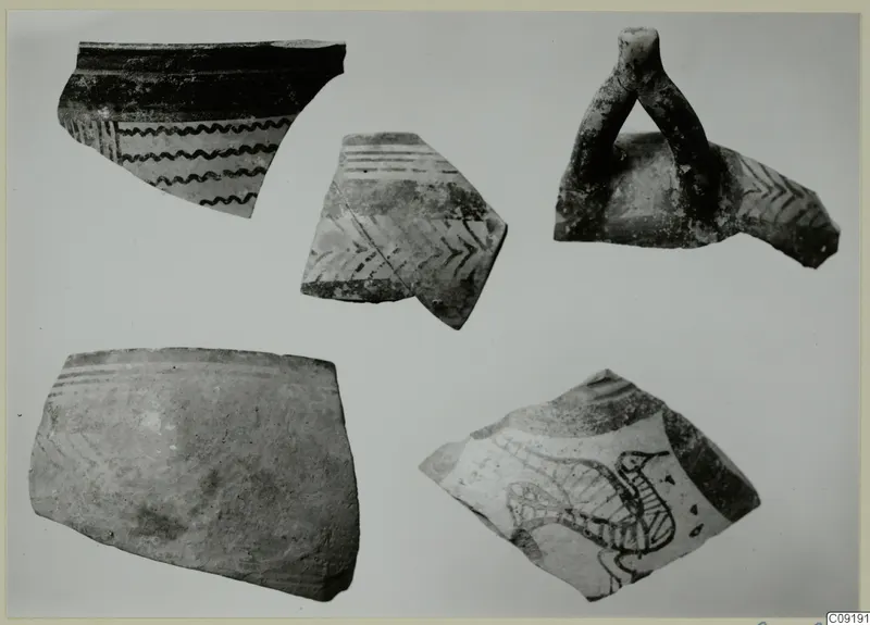Five Lev. Hell. pottery sherds with painted bands, chevrons and a loop handle fragment, on a pale background