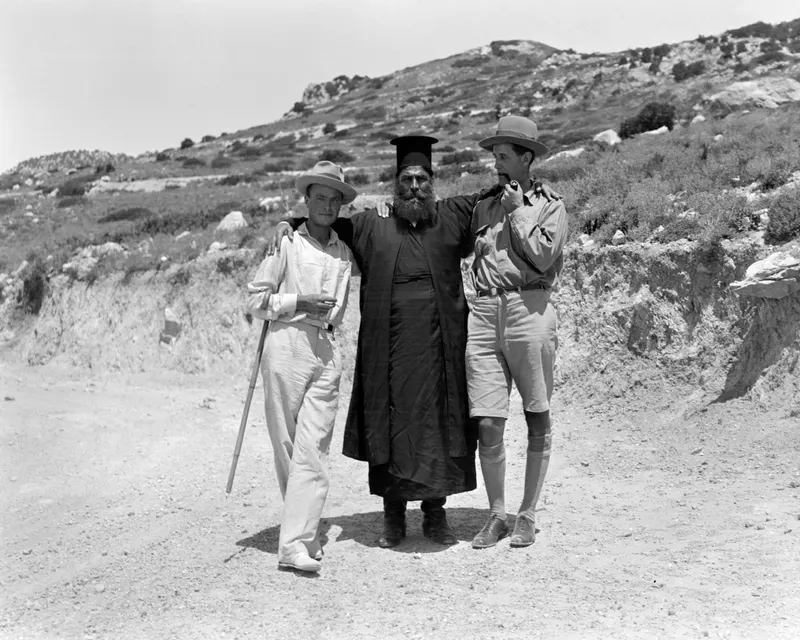 Erik Sjöqvist, Papa Polivios and Einar Gjerstad standing arm in arm on a dirt road in Mandres