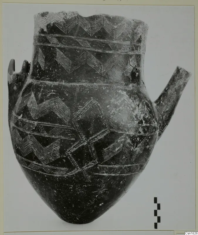 Red Polished I pottery jar with incised zigzag bands and two lugs, shown beside a scale bar
