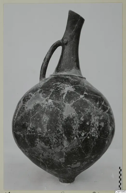Pottery Red Polished I Stewart from Vounous: a rounded vessel with a tall neck and one handle