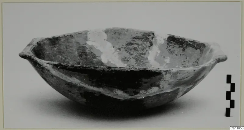 Red Polished I bowl from Vounous, side view with a scale bar beside it