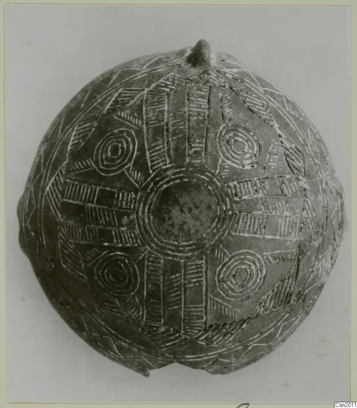Red Polished II bowl seen from above, with incised concentric circles and hatched bands on its dark surface