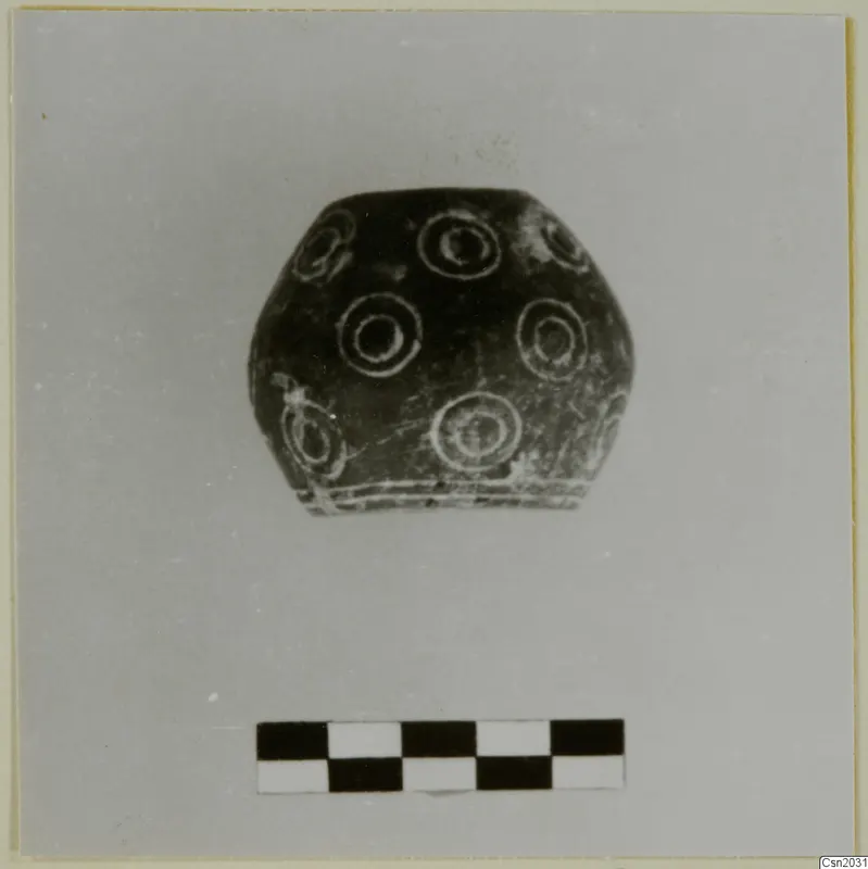 Pottery Red Polished II bowl with white concentric-circle decoration, shown with a scale bar