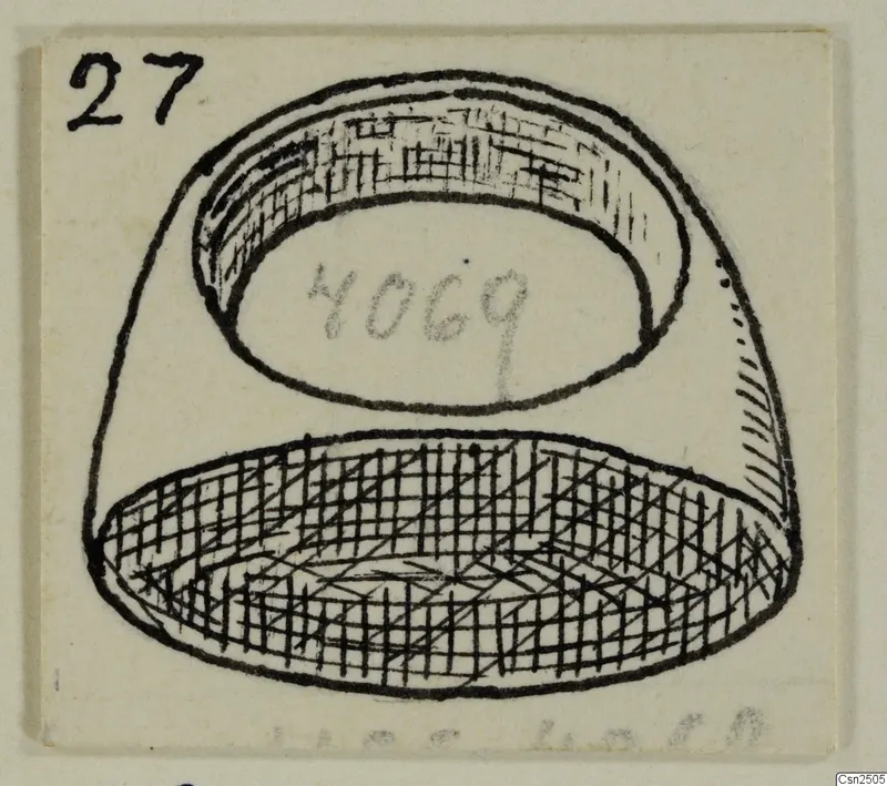Field drawing of a silver object seen from above, with an open hollow upper part and a cross-hatched lower base