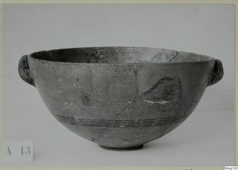 Pottery bowl with two horizontal handles, decorated with concentric circles and horizontal bands, from Amathus