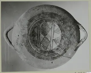 White Painted I bowl with two handles, seen from above, with concentric bands and a chequered central panel