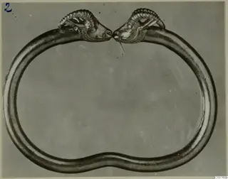 Gold ring from Vouni with two ram-head terminals facing each other