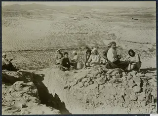 Workers eating breakfast on the edge of an excavation trench at Idalion