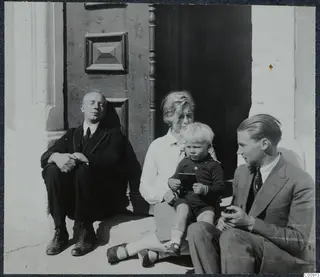 John Lindros, Gudrun Atterman, Stefan Gjerstad and Alfred Westholm sitting at a doorway in Nicosia