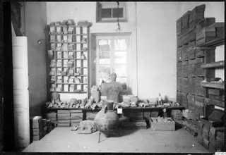 Room 4 of the Swedish Institute in Nicosia, the Gold Room, with sculpture fragments and a large vessel.