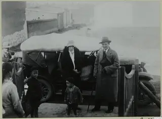 Vivi and Einar Gjerstad with their children standing beside an open car in Nicosia.