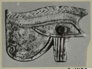 Eye-shaped amulet with a ribbed lower tab, from Marion Tomb 50
