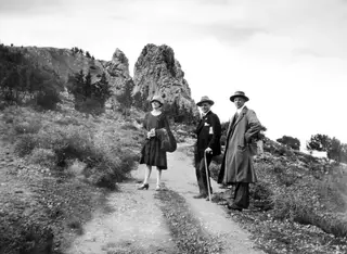 Miss Atterman, Erik Sjöqvist and John Lindros on a dirt road at St. Hilarion