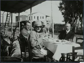 Erik Sjöqvist, Gudrun Atterman and John Lindros eating lunch at an outdoor table at Boghy