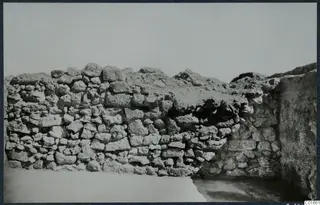 Excavated stone wall at the palace at Vouni, built of rough rubble blocks with a rubble-topped section.