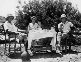 John Lindros, Vivi Gjerstad and Alfred Westholm seated at a breakfast table outdoors at Vouni