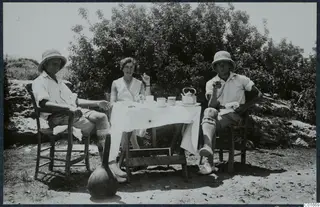 John Lindros, Vivi Gjerstad and Alfred Westholm seated at a breakfast table outdoors at Vouni