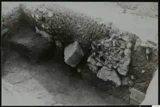 Longitudinal profile of the central pit in excavation, with stones set in the soil face