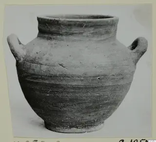 Pottery Red Slip I_III - V_VII: two-handled jar with a wide body, photographed in side view