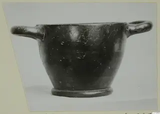 Black-glazed kotyle from Marion with two horizontal handles, seen from the side