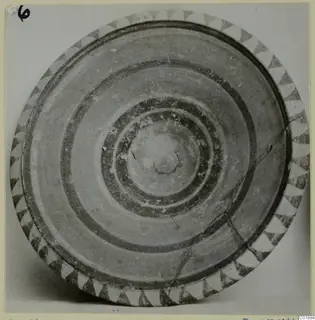 Pottery bowl, Bichrome-Red, seen from above, with concentric bands inside and a triangular pattern around the rim