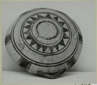 White Painted I bowl from Lapithos, seen from above, with a central disc, concentric bands and a ring of dark triangular motifs