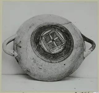 White Painted I bowl from Lapithos, seen from above, with concentric bands and a cross-hatched central panel