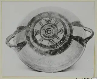 Pottery Bichrome II two-handled bowl from Lapithos, seen from above, with concentric rings and radiating dark motifs