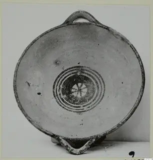 White Painted I bowl from Lapithos, Kastros tombs, seen from above with concentric rings and a central star motif