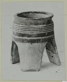 White Painted II vessel from Lapithos, with horizontal grooves on the upper body and legs at the base